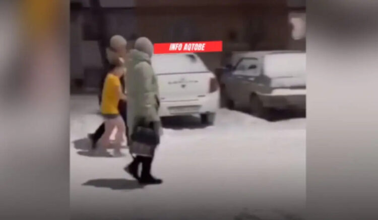 В Хромтау мать вела раздетого ребенка в мороз: полиция провела проверку