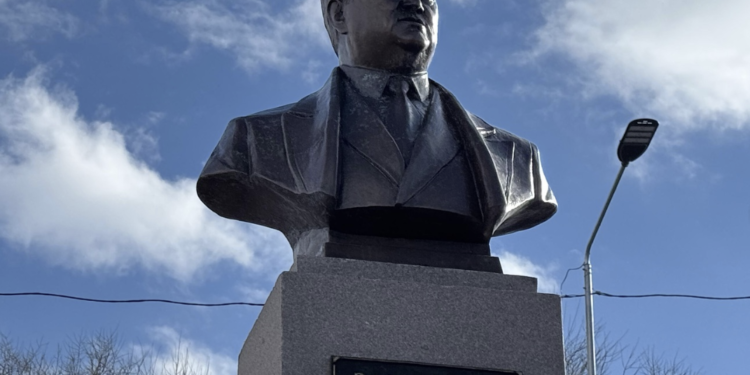 В Кегене открыт бюст в честь Заманбека Нұрқадилова