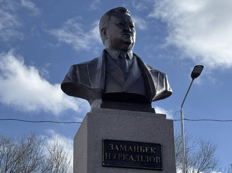 В Кегене открыт бюст в честь Заманбека Нұрқадилова
