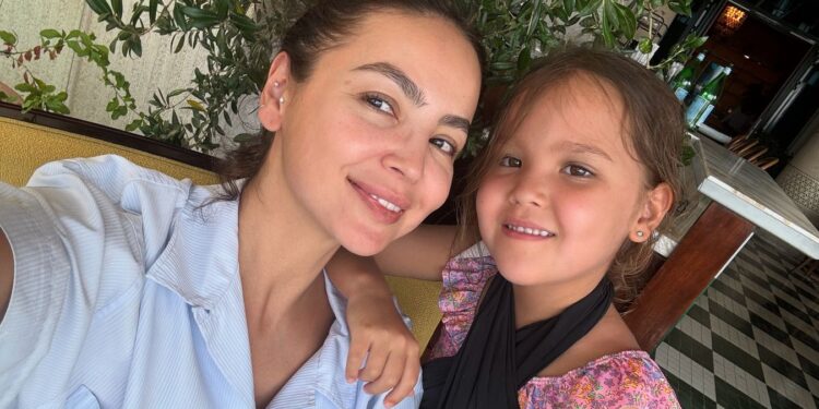 Асель Сагатова показала подросшую дочь: нежные семейные кадры покорили поклонников