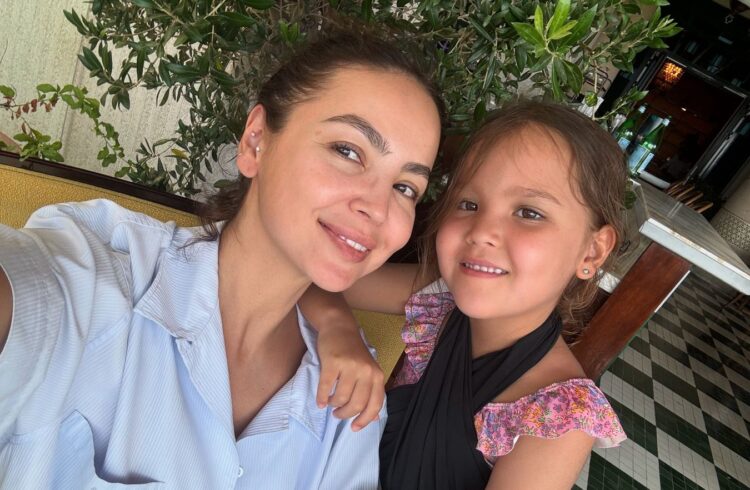 Асель Сагатова показала подросшую дочь: нежные семейные кадры покорили поклонников