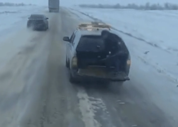 Способ борьбы со льдом на казахстанской трассе сняли на видео