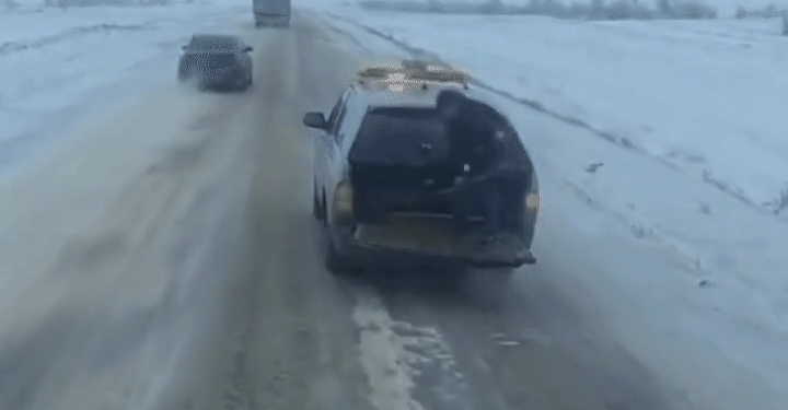 Способ борьбы со льдом на казахстанской трассе сняли на видео