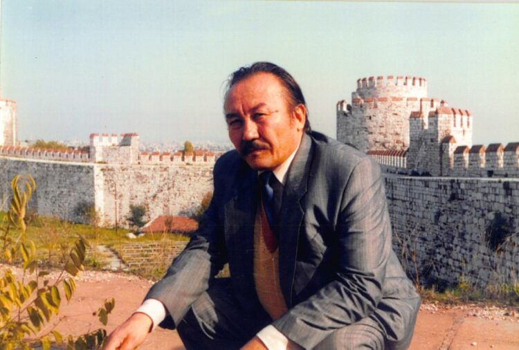 Умер казахский писатель Мухтар Магауин