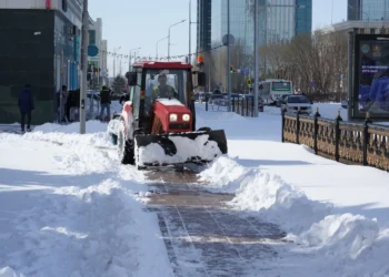 Алматыда көше қары тоқтаусыз күреледі