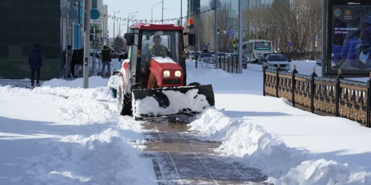 Алматыда көше қары тоқтаусыз күреледі