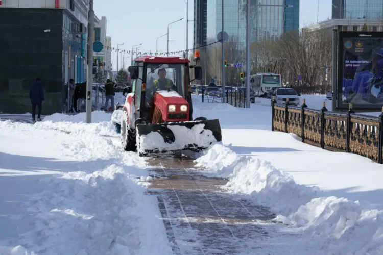 Алматыда көше қары тоқтаусыз күреледі