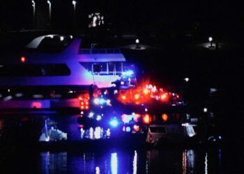 АҚШ-тағы ұшақ апаты: 18 адамның денесі табылды