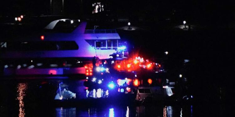 АҚШ-тағы ұшақ апаты: 18 адамның денесі табылды