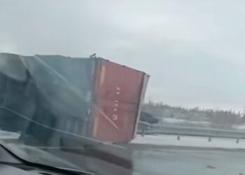 На трассе возле Алматы фура перевернулась и перекрыла половину дороги