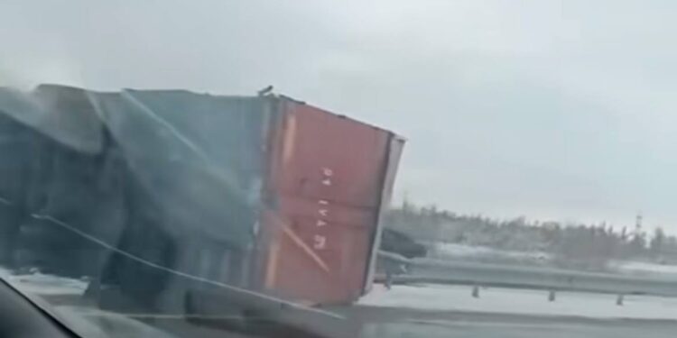 На трассе возле Алматы фура перевернулась и перекрыла половину дороги