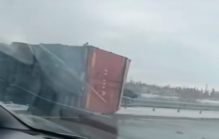 На трассе возле Алматы фура перевернулась и перекрыла половину дороги