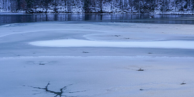 На Балхаше автомобиль провалился под лед: один человек погиб