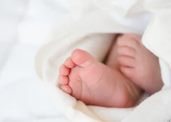 Алматыда тұрғын үй подъезінен нәресте табылды