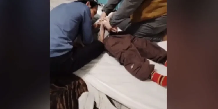 Емші 9 жасар қыздың ішінен шайтан шығарамын деп әбден қинаған