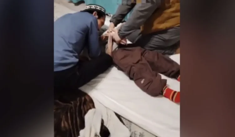 Емші 9 жасар қыздың ішінен шайтан шығарамын деп әбден қинаған