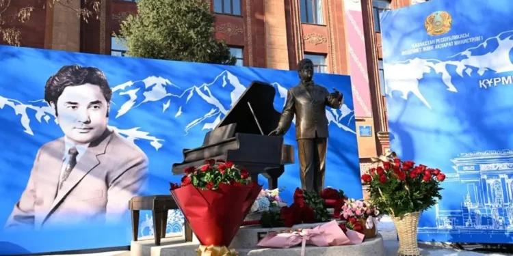 Алматыда Ермек Серкебаевтың ескерткіші ашылды