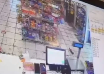 Саран қаласында қарақшы сатушы әйелді пышақтап өлтірген