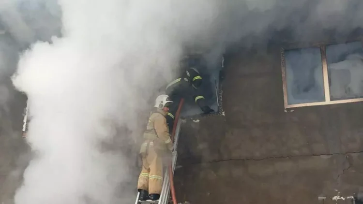 Пожар разгорелся в цеху в Алматы