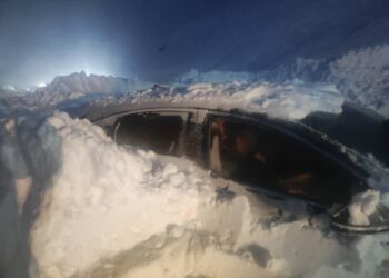 Лавина в Кыргызстане: под снегом остались шесть машин и микроавтобус