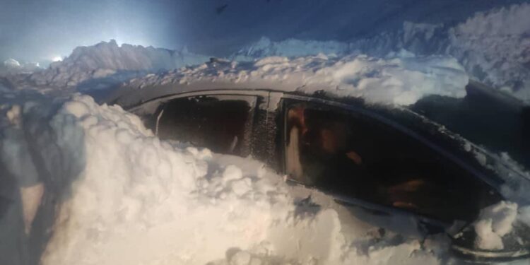 Лавина в Кыргызстане: под снегом остались шесть машин и микроавтобус