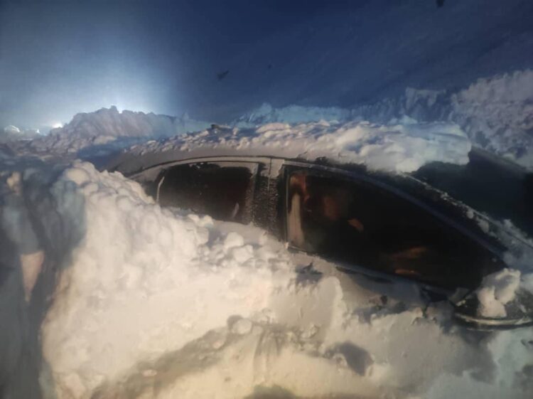 Лавина в Кыргызстане: под снегом остались шесть машин и микроавтобус