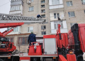 В Талдыкоргане спасатели МЧС спасли женщину с ребенком, запертых на балконе