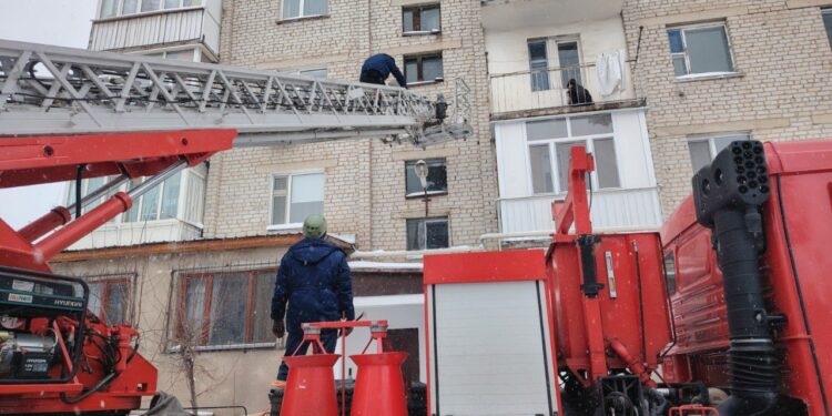 В Талдыкоргане спасатели МЧС спасли женщину с ребенком, запертых на балконе