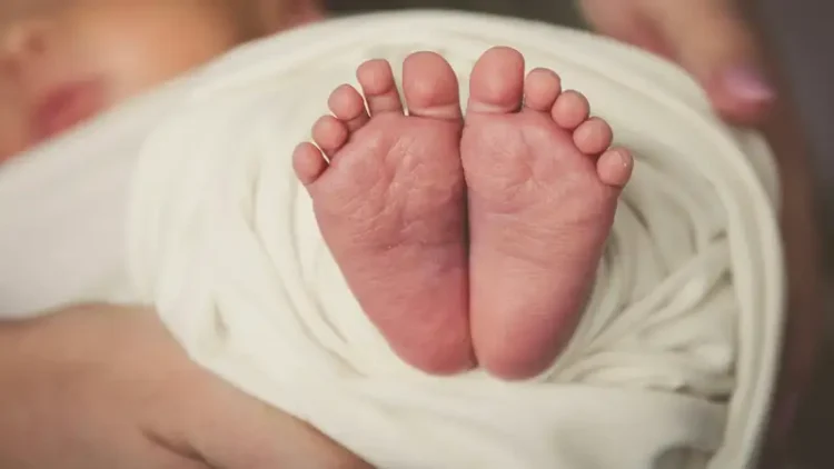 В Алматы нашли мать новорожденной девочки, оставленной в подъезде