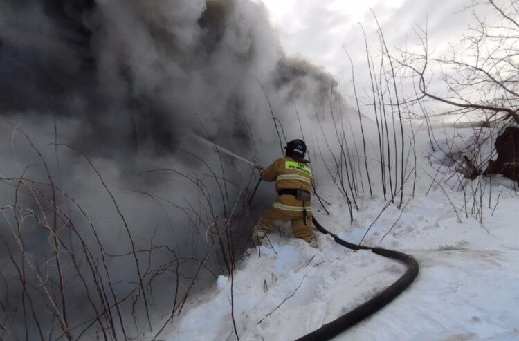 В Акмолинской области ликвидирован пожар с угрозой взрыва: два газовых баллона вынесли из огня