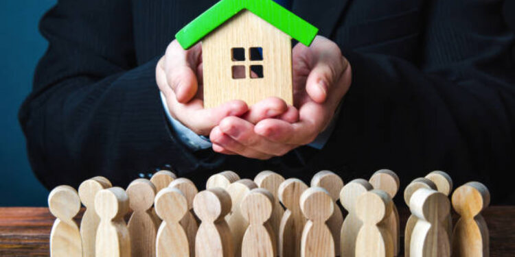 Орал тұрғыны пәтеріне 95 адамды тіркеген