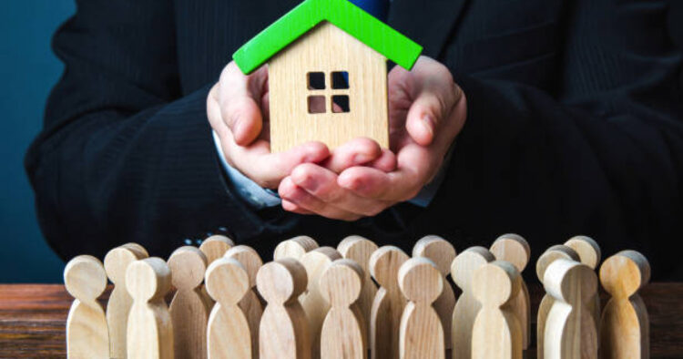 Орал тұрғыны пәтеріне 95 адамды тіркеген