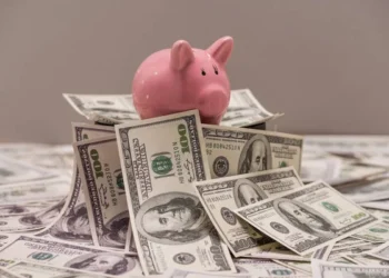 Курс доллара в Казахстане снизился еще на 4 тенге