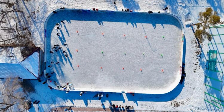 В Конаеве открылся каток