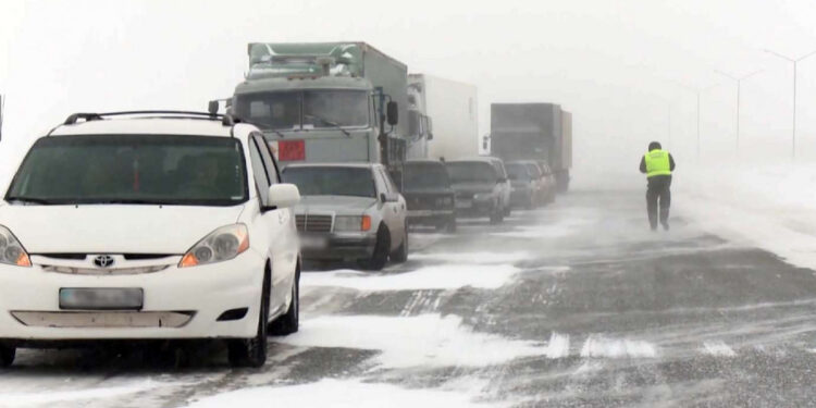 Қолайсыз ауа райына байланысты төрт облыста жол жабылды