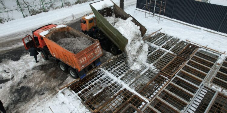 В Алматы запустили первый снегоплавильный пункт