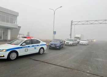 В Атырауской области полиция помогла более 1000 авто в густом тумане