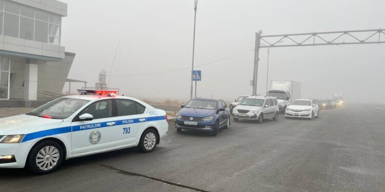 В Атырауской области полиция помогла более 1000 авто в густом тумане