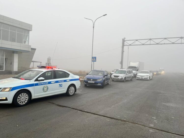 В Атырауской области полиция помогла более 1000 авто в густом тумане