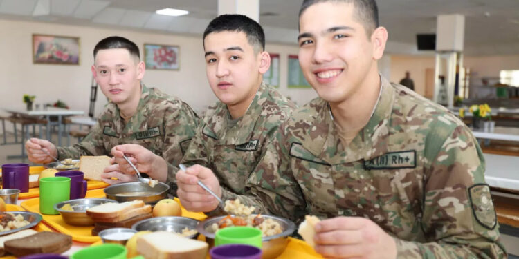 Баурсаки и бешбармак начнут выдавать военным в казахстанкой армии