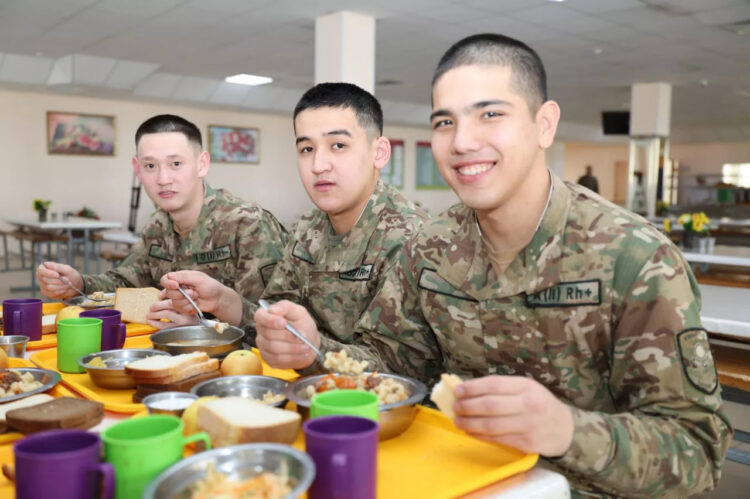 Баурсаки и бешбармак начнут выдавать военным в казахстанкой армии