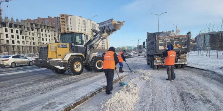 Астанада қарды күреуге 1900-ден астам арнайы техника жұмылдырылды