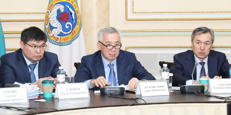 Жумангарин обсудил налоговую реформу с бизнесом в Алматы