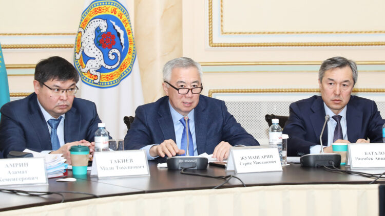 Жумангарин обсудил налоговую реформу с бизнесом в Алматы