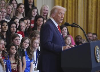 Трамп трансгендерлерге әйелдер спортына қатысуға тыйым салды