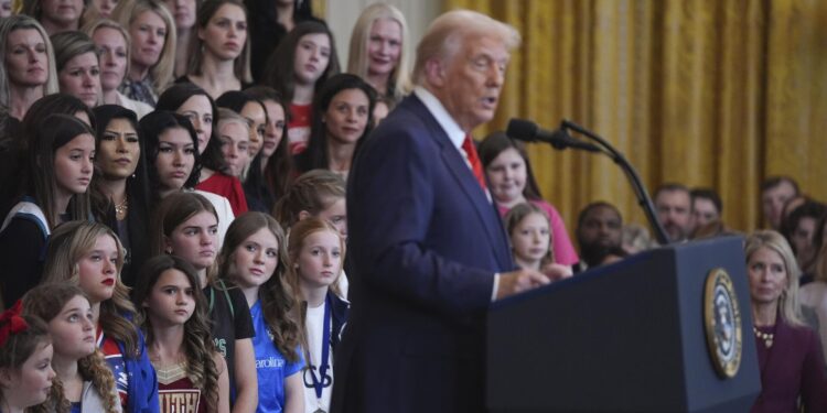 Трамп трансгендерлерге әйелдер спортына қатысуға тыйым салды