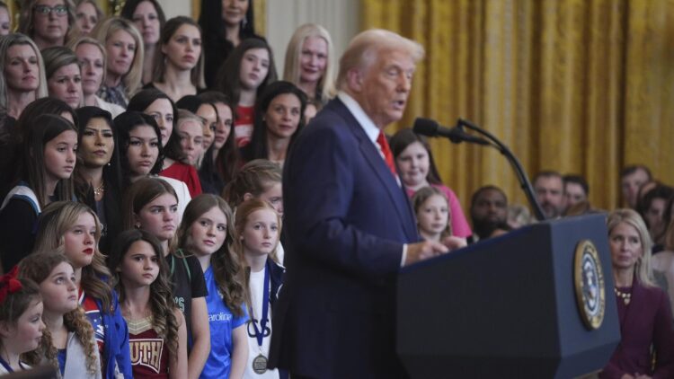 Трамп трансгендерлерге әйелдер спортына қатысуға тыйым салды