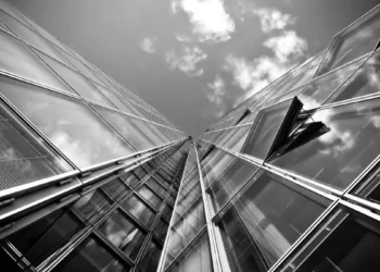 Астанада жасөспірім қыз биіктен секіріп кетті