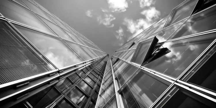 Астанада жасөспірім қыз биіктен секіріп кетті