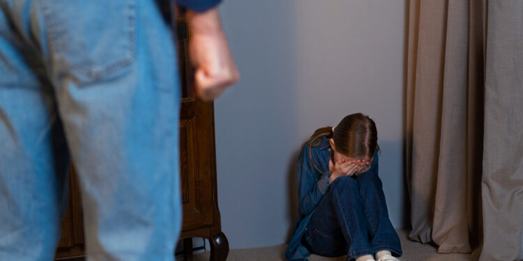 16-летняя девушка забеременела от отчима в Таразе